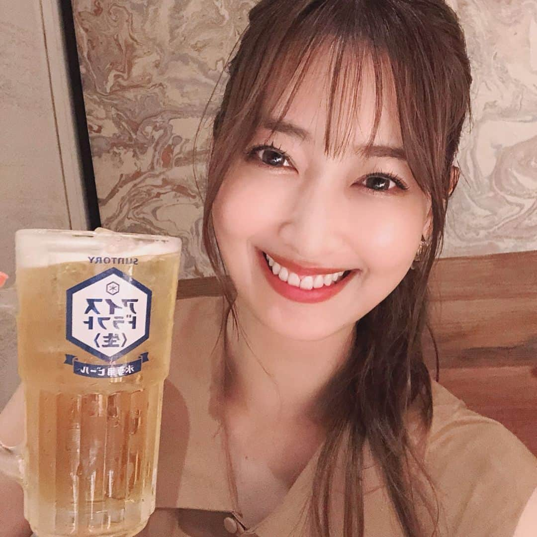 佐達ももこさんのインスタグラム写真 - (佐達ももこInstagram)「暑い日のビールの美味しさが﻿ わかるようになった佐達です🍺﻿ ﻿ 新しいビールのアイスドラフト💙﻿ ﻿ 氷を入れて飲むために開発された﻿ ビールなんだって🍻﻿ ﻿ ビールってぬるくなると﻿ 美味しさ半減するけど、﻿ 氷をいれると薄くなりそうって﻿ イメージだったんだけど😨﻿ ﻿ 氷専用生ビールだから、﻿ そういった事がないように﻿ 計算しつくされているらしい😍👏﻿ ﻿ 熱々のサムギョプサルと﻿ ずっとキンキンに冷えている﻿ ビールが最高の組み合わせすぎて😻﻿ ﻿ これは革命だっ🤗🌈🍻﻿ ﻿ ﻿ #アイスドラフト#アツヒヤ#サムギョプサル#新大久保#とんちゃん#ビール女子﻿#ビール#サントリー#夏#PR」7月30日 20時41分 - sadamomodayo