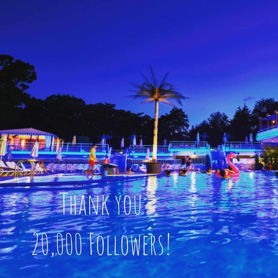 のインスタグラム：「【祝20000フォロワー達成！フォロー&いいねキャンペーン】﻿ ﻿  After dark, the pool takes on a different ambience, with dreamy lights boosting the mood. #gardenpool #nightpool ﻿ ﻿ 日焼けを気にせず楽しめる、ホテルニューオータニのナイトプールは今年で20周年！#ガーデンプール #ナイトプール﻿ ﻿﻿﻿ーーーーー いつもInstagramをご覧いただき、誠にありがとうございます。﻿﻿﻿ ﻿﻿﻿ みなさまに感謝の気持ちを込めて、﻿﻿ 《フォロー&いいねキャンペーン》を実施いたします！﻿﻿﻿ 参加方法は、当アカウントをフォローし、対象の投稿に”いいね”をするだけ。抽選でガーデンプールのペア招待券が3組6名に当たる大チャンスをお見逃しなく！﻿ ﻿﻿﻿ ﻿﻿ ★参加方法﻿﻿﻿ ﻿﻿﻿ <STEP1>当アカウント@hotelnewotanitokyo をフォローする（すでにフォローいただいている方はそのまま<STEP2>へ﻿)﻿﻿ <STEP2>【祝20000フォロワー達成！フォロー&いいねキャンペーン】と書かれた投稿（本投稿を含む）に”いいね”をする﻿﻿﻿ ﻿﻿﻿ ★期間：8月4日（日）まで﻿﻿﻿ ﻿﻿ ※ガーデンプール招待券のご利用は平日のみ（8/13～8/15は利用不可）とさせていただきます。﻿﻿﻿ ※当選者には、DMにてご連絡を差し上げます。﻿﻿ ﻿﻿ #キャンペーン #キャンペーン実施中 #ホテルプール #赤坂 #ホテルニューオータニ #梅雨明け ﻿﻿ #hotelpool #luxurypool #luxurysummer #forbestravelguide #SummerStars #akasaka @hotelnewotanitokyo」