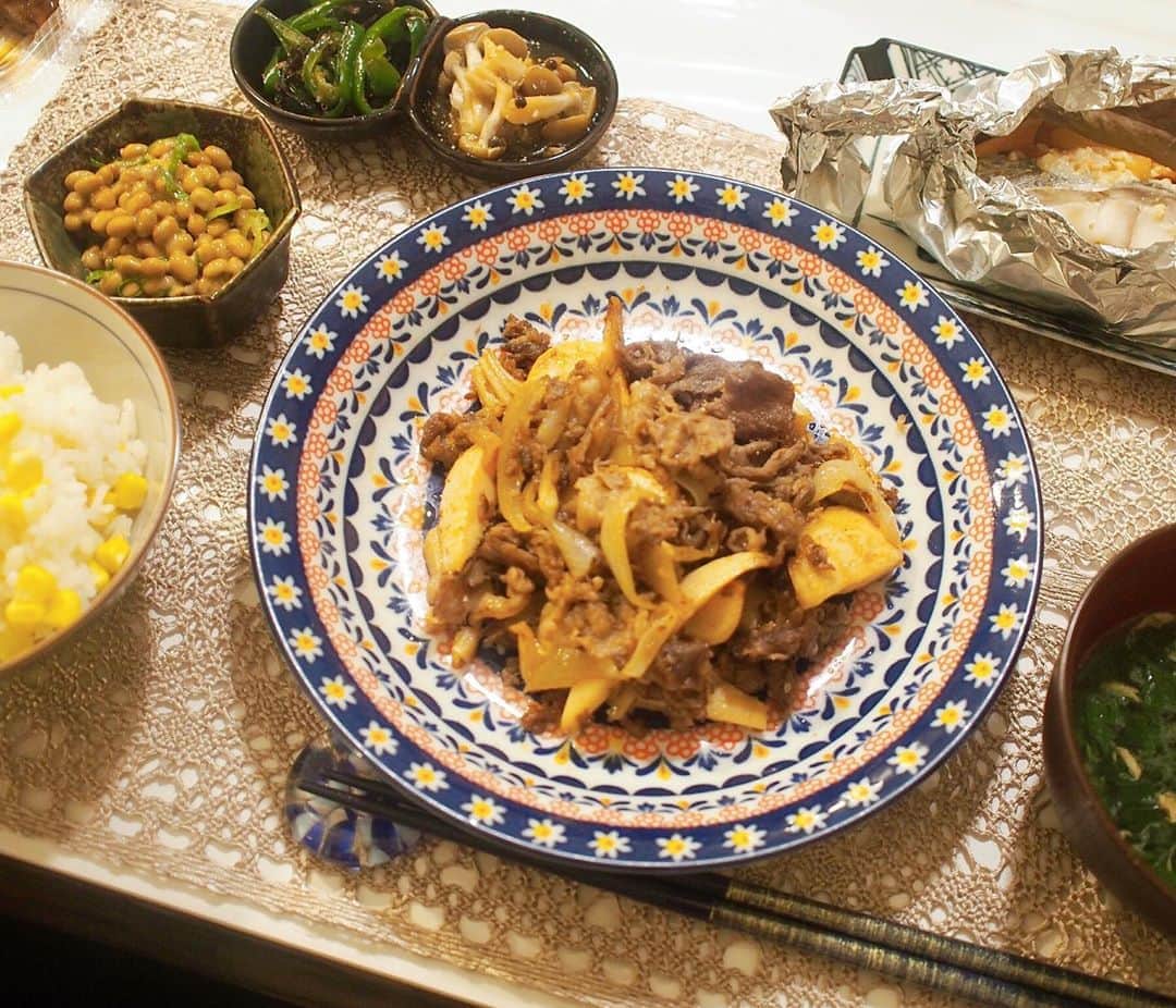 のインスタグラム：「美味しいとうもろこしがたくさん届いたので、今日はとうもろこしご飯🌽🍚😆﻿ 好評で嬉しかった〜🥰👏﻿ まだたくさんあるから明日はコーンスープにしようかな🤔💓💓﻿ .﻿ 今日もクタクタや🐷お休みなさい🥳🙌﻿ #夜ご飯#ディナー#とうもろこしご飯#🌽」