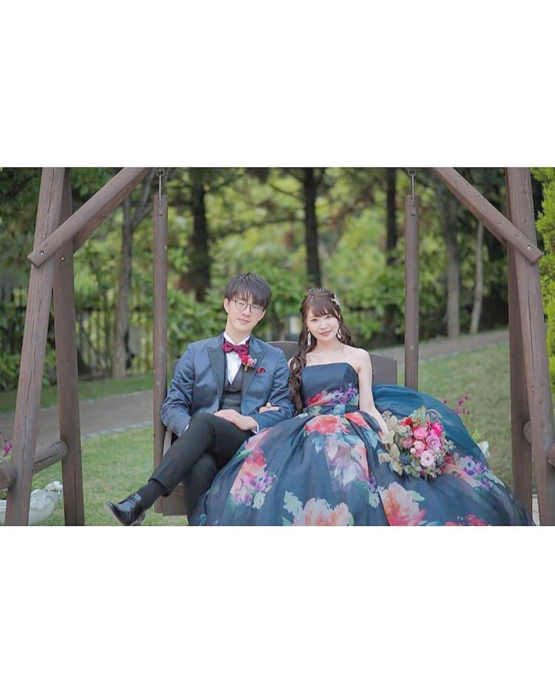 みんなのウェディングさんのインスタグラム写真 - (みんなのウェディングInstagram)「. ====================== #みんなのウェディング をつけて お写真を投稿してください📸💕 素敵な投稿は記事内や公式IGで ご紹介させていただきます♡ ====================== . . ハートバルーンを使った前撮りフォト📸 ピンクとシルバーのバルーンと #ハツコエンドウ の花柄ドレスが ガーデンに映えてます💕 新郎さんとのコーディネートとも 相性抜群◎🙆‍♀️💐💐 . . @s_n914 さんのお写真を ご紹介しました👰🤵💒✨ ありがとうございます😊💕 . . **************************************** . 👉結婚式場の口コミや本当の費用明細は 《みんなのウェディングTOP》へ💓 . 👉結婚式準備に役立つアイデアは 《みんなのウェディングの記事を読む》へ💓 . 👉「こんなときみんなはどうしたの？😢」 みんなに意見やアドバイスをもらいたい花嫁さんは 《花コミュ》へ💓 . . ****************************************. . . #プレ花嫁 #結婚準備 #結婚 #ブライダル #卒花 #卒花嫁 #結婚準備 #2020冬婚 #2020春婚 #2019夏婚 #2019秋婚 #大人婚 #👗 #ドレス試着 #ドレス試着レポ #試着レポ #ドレス迷子 #カラードレス  #前撮り #前撮りレポ #ハートバルーン #ガーデンウェディング #ララ嫁 #花柄ドレス #ララシャンス博多の森 #ナイトウェディング」7月30日 20時45分 - minnano_wedding
