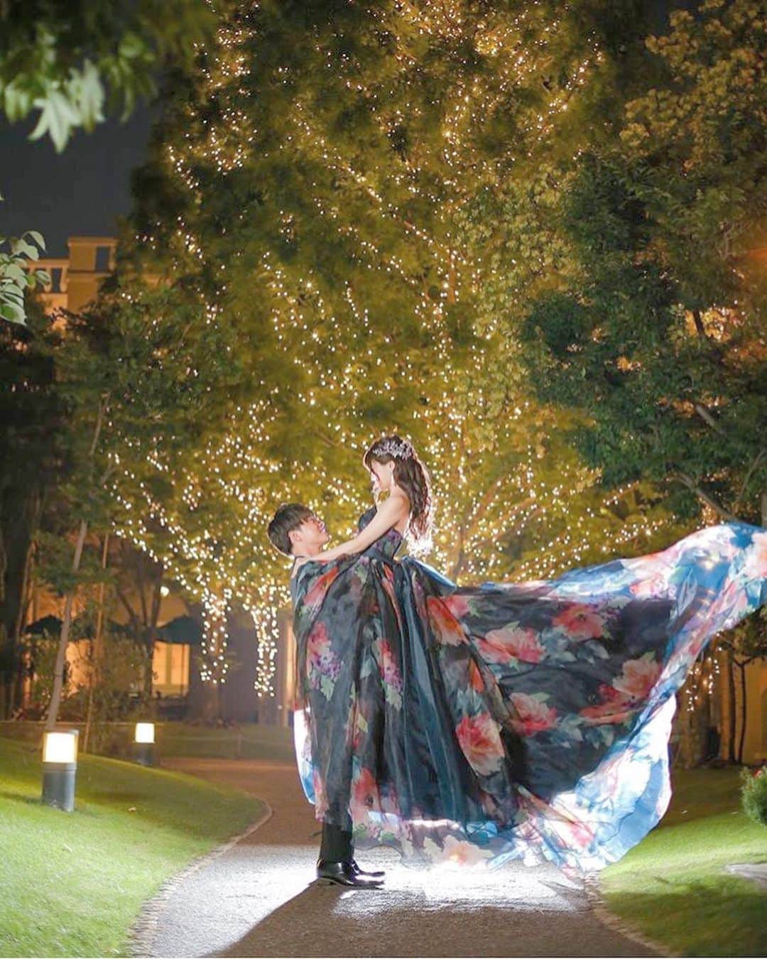 みんなのウェディングさんのインスタグラム写真 - (みんなのウェディングInstagram)「. ====================== #みんなのウェディング をつけて お写真を投稿してください📸💕 素敵な投稿は記事内や公式IGで ご紹介させていただきます♡ ====================== . . ハートバルーンを使った前撮りフォト📸 ピンクとシルバーのバルーンと #ハツコエンドウ の花柄ドレスが ガーデンに映えてます💕 新郎さんとのコーディネートとも 相性抜群◎🙆‍♀️💐💐 . . @s_n914 さんのお写真を ご紹介しました👰🤵💒✨ ありがとうございます😊💕 . . **************************************** . 👉結婚式場の口コミや本当の費用明細は 《みんなのウェディングTOP》へ💓 . 👉結婚式準備に役立つアイデアは 《みんなのウェディングの記事を読む》へ💓 . 👉「こんなときみんなはどうしたの？😢」 みんなに意見やアドバイスをもらいたい花嫁さんは 《花コミュ》へ💓 . . ****************************************. . . #プレ花嫁 #結婚準備 #結婚 #ブライダル #卒花 #卒花嫁 #結婚準備 #2020冬婚 #2020春婚 #2019夏婚 #2019秋婚 #大人婚 #👗 #ドレス試着 #ドレス試着レポ #試着レポ #ドレス迷子 #カラードレス  #前撮り #前撮りレポ #ハートバルーン #ガーデンウェディング #ララ嫁 #花柄ドレス #ララシャンス博多の森 #ナイトウェディング」7月30日 20時45分 - minnano_wedding