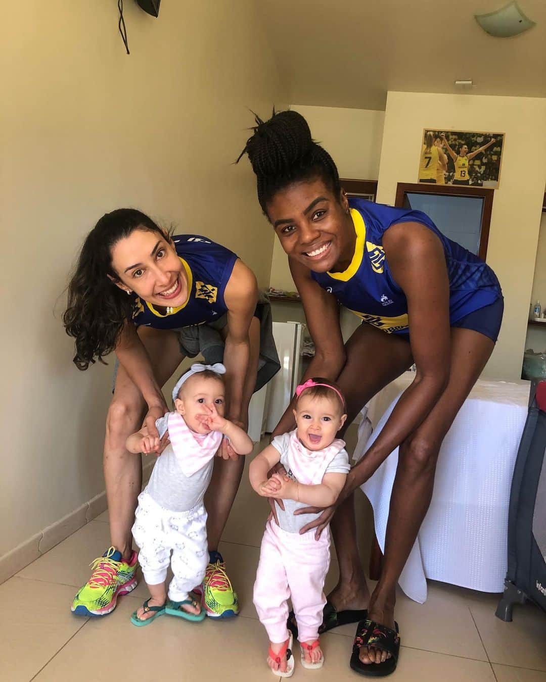 シェイラ・カストロのインスタグラム：「Bom dia direto de Saquarema!!! #albumdalizeninna #diacomeçacedo #titiafabi #havaianas @fabiclaudino #8meses」