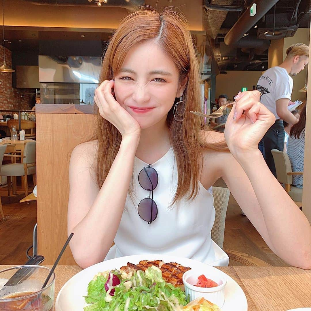 得あゆさんのインスタグラム写真 - (得あゆInstagram)「ランチ🐷 何度も言いますが、 食べてる時が幸せ❤️ ・ ・ ・ ・ ・ ・ ・ ・ ・ #ランチ#お昼ごはん#カフェ#カフェ巡り#ヘルシー#サラダ#肉#コーデ#ワンピ#ワンピース#サングラス#ファッション#夏#ダイエット#スタイル#美容#健康#美肌#美白#大人女子#大人カジュアル#インスタ映え#カメラ女子##モデル#代官山#japanesegirl#style#summerfashion#sandal#onepiece」7月30日 20時49分 - tokuayu819