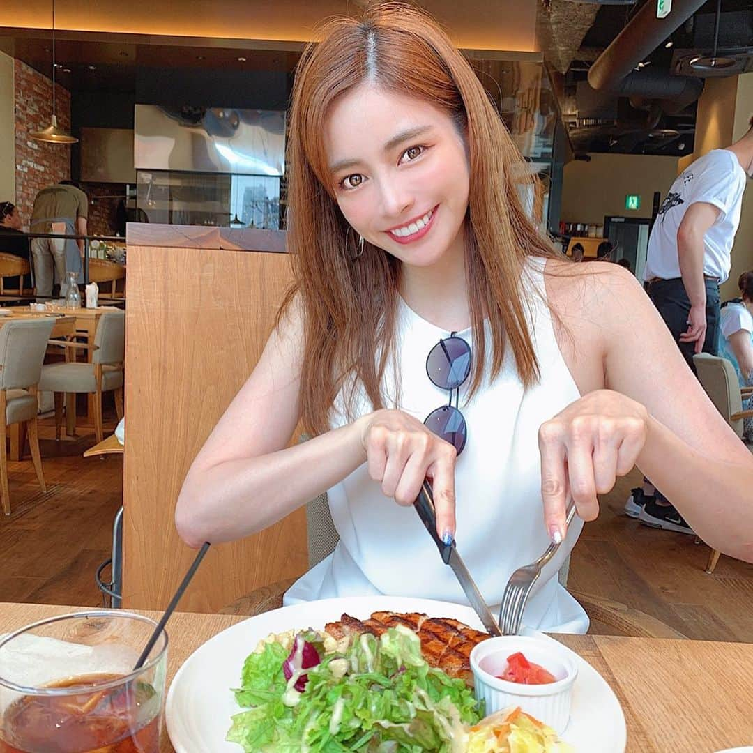 得あゆさんのインスタグラム写真 - (得あゆInstagram)「ランチ🐷 何度も言いますが、 食べてる時が幸せ❤️ ・ ・ ・ ・ ・ ・ ・ ・ ・ #ランチ#お昼ごはん#カフェ#カフェ巡り#ヘルシー#サラダ#肉#コーデ#ワンピ#ワンピース#サングラス#ファッション#夏#ダイエット#スタイル#美容#健康#美肌#美白#大人女子#大人カジュアル#インスタ映え#カメラ女子##モデル#代官山#japanesegirl#style#summerfashion#sandal#onepiece」7月30日 20時49分 - tokuayu819