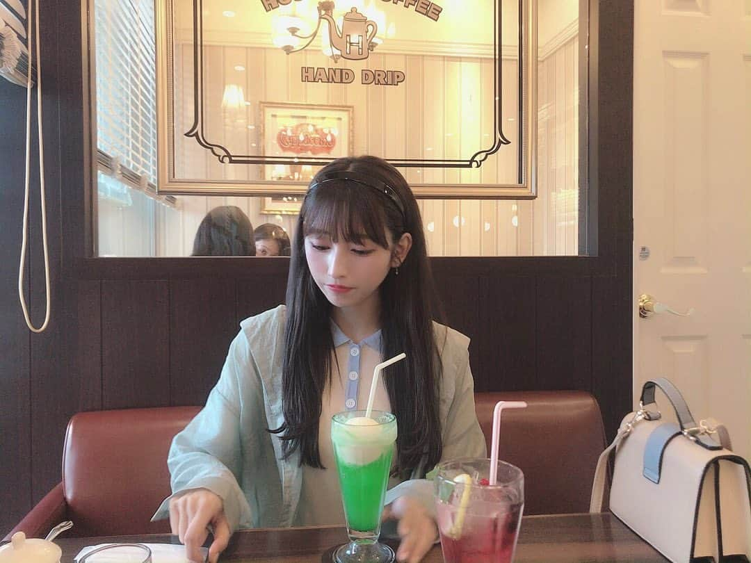 栗原紗英のインスタグラム：「妹と👩🏻‍🤝‍👩🏼#クリームソーダ」