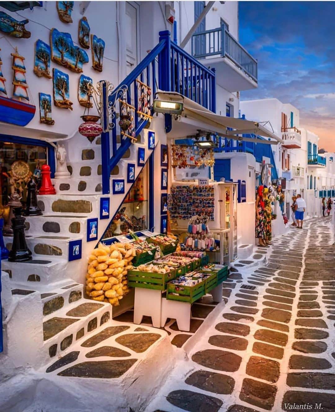 Wonderful Placesさんのインスタグラム写真 - (Wonderful PlacesInstagram)「Follow ✨@thegreek.islands✨ for beautiful posts like these! ✨@thegreek.islands✨ Blue hour in Mykonos Town ✨💙💙💙✨ . Pictures by ✨@minogiannisvalantis✨」7月30日 20時57分 - wonderful_places