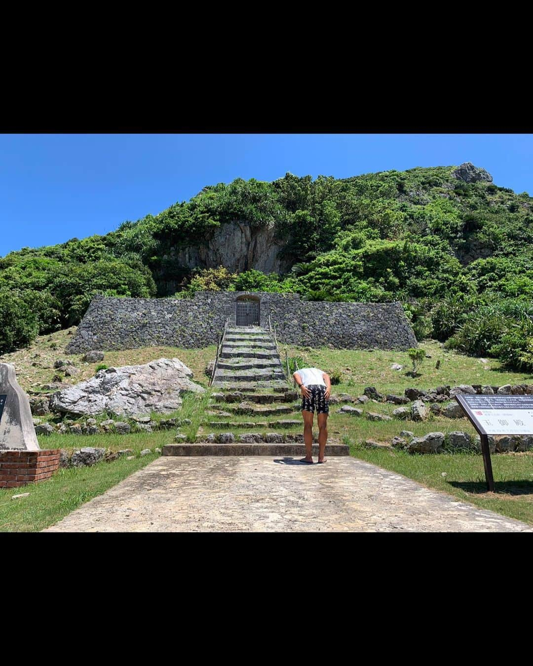 岡根直哉さんのインスタグラム写真 - (岡根直哉Instagram)「伊是名島 1日目🏝  聞こえるのは波の音と鳥の鳴き声だけ。 心落ち着く島。 @_yukiyoga_ . #尚円王にご挨拶#伊是名城跡  #琉球王国#沖縄離島  #伊是名島#izena  #サンゴの石垣#okinawa #てぃんさぐぬ花#nike」7月30日 20時52分 - naoya_okane