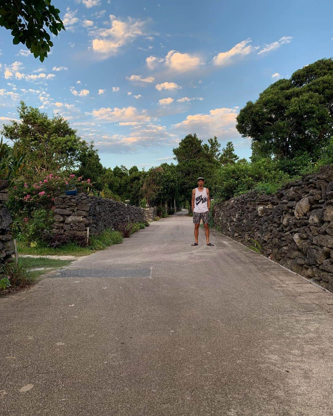 岡根直哉さんのインスタグラム写真 - (岡根直哉Instagram)「伊是名島 1日目🏝  聞こえるのは波の音と鳥の鳴き声だけ。 心落ち着く島。 @_yukiyoga_ . #尚円王にご挨拶#伊是名城跡  #琉球王国#沖縄離島  #伊是名島#izena  #サンゴの石垣#okinawa #てぃんさぐぬ花#nike」7月30日 20時52分 - naoya_okane