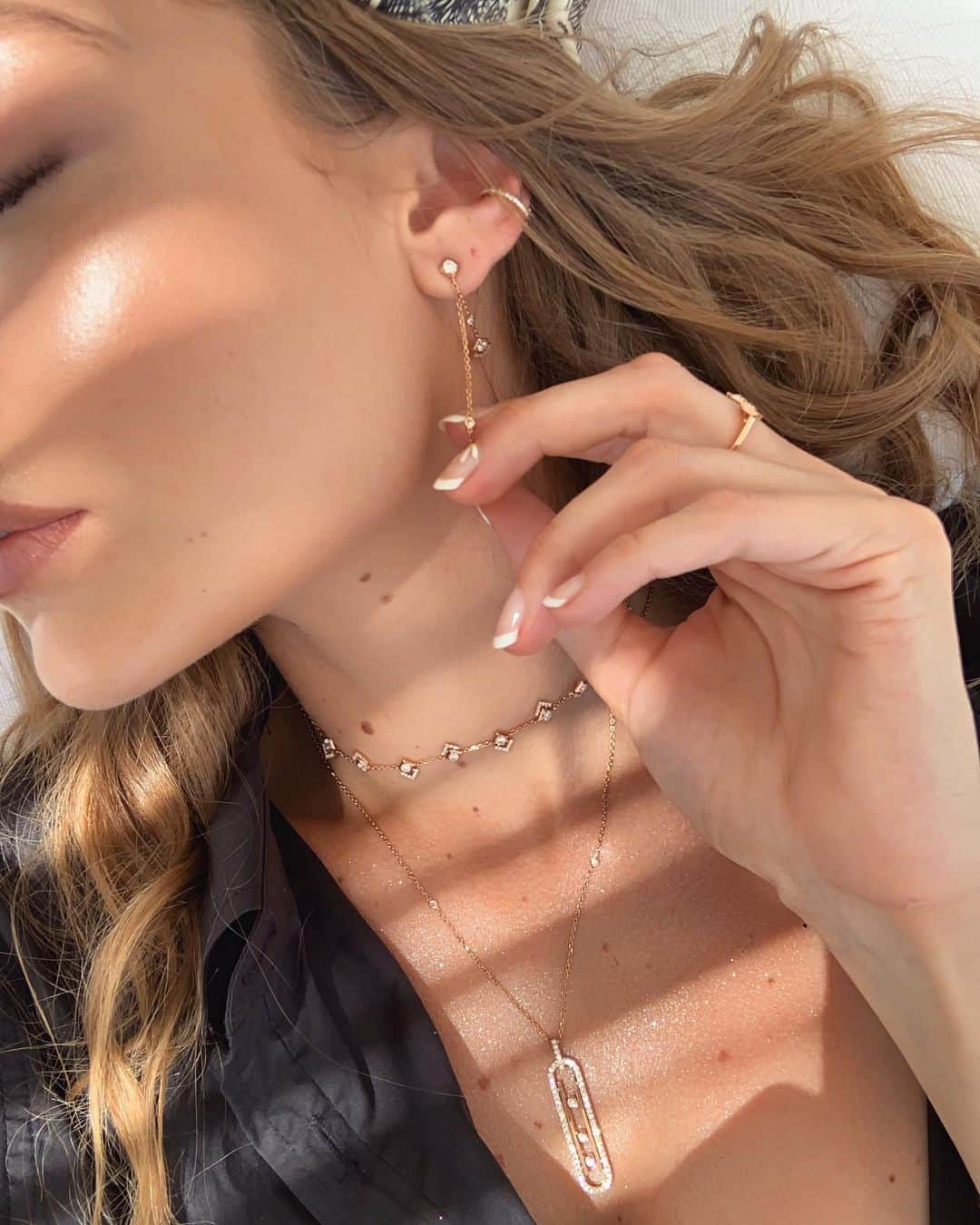 ジジ・ハディッドさんのインスタグラム写真 - (ジジ・ハディッドInstagram)「Gíkonos ft #messikabygigihadid @messikajewelry #messikajewelry #Messika #mysoulbygigihadid #ad」7月30日 20時52分 - gigihadid