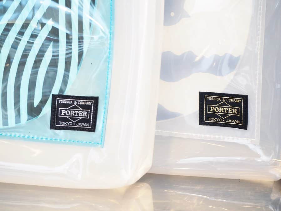 B JIRUSHI YOSHIDAさんのインスタグラム写真 - (B JIRUSHI YOSHIDAInstagram)「【NEW ARRIVAL】 〈阿以波×PORTER×B印 YOSHIDA〉 “阿以波 京うちわトート” ・ 昨年人気を博した、創業300年の京うちわの老舗＜阿以波＞と吉田カバン、B印 YOSHIDAのスペシャルコラボレーションアイテムより、2019年版の新作のうちわトートバッグが入荷致しました。 ・ 今シーズンは、両面で異なる版を使用したうちわがセット。 このうちわは、古くから伝わる手法にてうちわの骨となる竹の加工から紙の貼り合わせ、仕上げまでをすべて手作業で作られています。 うちわに描かれた模様は、現在では使用されていない模様を特別に復刻。 ・ バック本体は、うちわの模様や中の荷物がうっすらと透けて見えるようPVC素材を使用。 ・ また、持ち手のレザーには「B印 YOSHIDA」、「TOKYO PORTER MADE」を刻印し、牛革を使うことで経年変化もお楽しみ頂けます。 ・ 夏の風物詩の一つである"うちわ"を主役とした、ユニセックスでお使い頂ける新感覚なトートバッグ。 浴衣や着物など、夏の装いとも相性がよく、「大人のトートバッグ」に仕上がりました。 ・ COLOR:WHT×BLUE(波柄),WHT×WHT(千鳥) PRICE: ¥18,000＋TAX ・ #阿以波 #京都 #うちわ #団扇 #bjirushiyoshida #B印YOSHIDA #代官山 #daikanyama #TOKYO #BEAMS #ビームス #yoshidakaban #吉田カバン #ポーター  #porter #비지루시요시다 #도쿄 #다이칸야마 #빔스 #빔즈 #포터 #데일리룩 #백팩 #b印yoshidalineup #京うちわ #阿以波」7月30日 20時54分 - bjirushiyoshida
