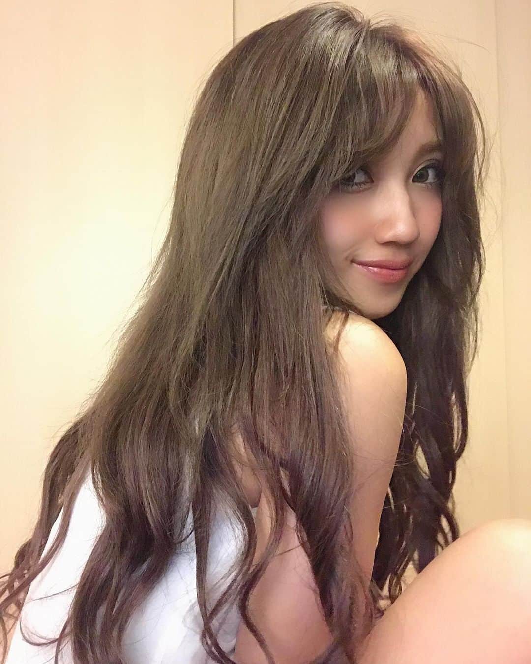 のインスタグラム：「やっと行けたヘアメンテ🤗💓 今回もブリーチ無しで染めて貰って アッシュベージュになりました💇‍♀️ . ALPHAの @jun.a313 さんの神技で髪の毛生き返りました😭✨✨ シールエクステのモチも毛質も最強で綺麗にグラデっぽくなりました🤗 みんなも是非行ってみてね☺️♥️ #alpha #シールエクステ #エクステ #アッシュ #グレージュ #ヘアサロン #ヘアカラー #エドルカラー #haircolor #アッシュベージュ」