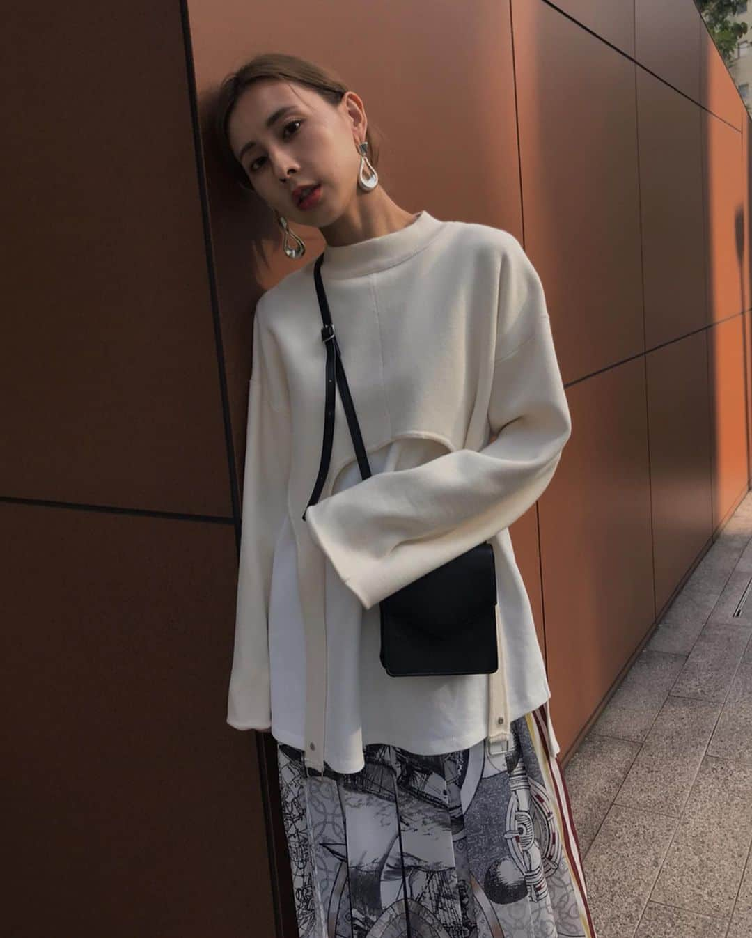 黒石奈央子さんのインスタグラム写真 - (黒石奈央子Instagram)「AMERI UNDRESSED . . 3way GARTER LAYERED KNIT ¥16600+tax 8/9  UNDRESSED CRUISE SCARF PLEATS PT ¥17500+tax . 人気なCRUISEシリーズのパンツ。 プリーツ加工を入れました！揺れるたびに印象が変わるので、ついつい歩きたくなっちゃうやつw .  先行予約期間  8/1 ~ 5  web & 心斎橋 8/1.2  代官山 8/3 ~ 5  ルミネ  @ameri_shinjuku @amerivintage @ameri_daikanyama @ameri.shinsaibashi #ameri#amerivintage #fashion #coordinate#ootd#outfit#osanposnap #705_outfit #大人ファッション #大人コーディネート #大人スタイル #modestyle #modefashion#modecasual #ameriundressed #undressed」7月30日 20時58分 - blackstone705