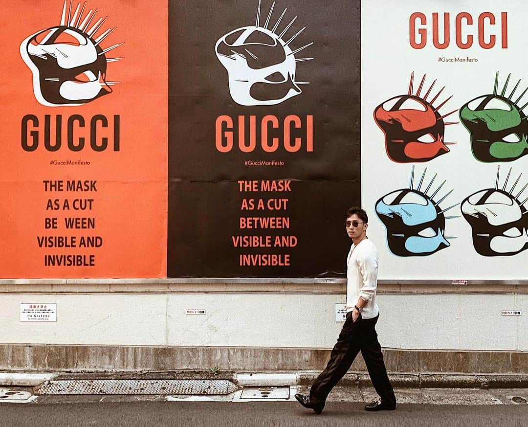 のインスタグラム：「GUCCI MANIFESTO COLLECTION @gucci 「THE MASK AS A CUT BETWEEN VISIBLE AND INVISIBLE 」  仮面は姿を隠すもの？表現するもの？  固定観念で凝り固まった全ての常識にQuestion?を。  #gucci #guccimanifesto #fashion #mask」