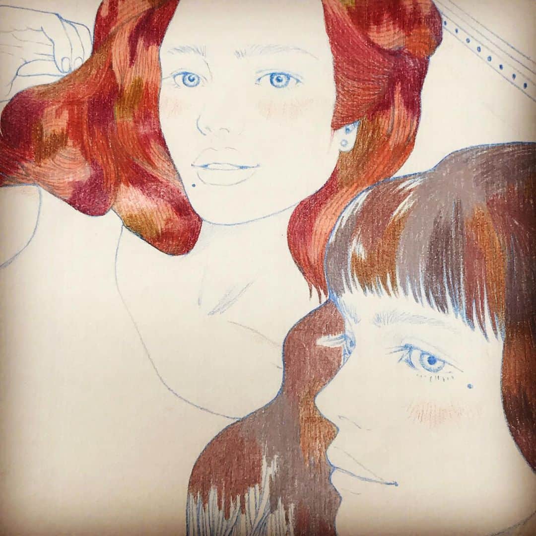 D[di:]のインスタグラム：「あつい🥵あつすぎる 昨夜も眠れなくて朝1時間くらいうたた寝しただけ💦 しかし、わたしは思い出したのだ🌈 東京来たてのときに行った整体師(たしか、つのだじろう氏の親類の方)が、疲労物質が汗で流れでるから、不眠に悩まなくても、夏は寝なくても大丈V‼️✌️って言っていたのを #でもつらい  思い出しながら、うつらうつらしながら色鉛筆描き描き✏️ 2.色鉛筆の種類増えすぎて部分カラーチャート作らんとわけわからんくなってきた昨今 3.#netflix の女囚ドラマ❤️#orangeisthenewblack season7、見ながら作業で3日で飲み干してしまった😭😭😭 めちゃくちゃ良かった〜‼️どのキャラクターもだいすき💕終わってしまい、ほんとに寂しい😔😔😔スピンオフしないかなあ〜🙄 4.からの、京アニ作品#氷菓 鑑賞なう。たんたん、ひょーひょーしながらも、小さい事件おきる→解決してみる→主人公がとにかくヤル気ない→素晴らしい！ほんと例の犯人、まじで何やらかしてくれとんの💢今さらながら、許せないわぁ〜💢 被害にあわれた被害者の方たちの御冥福を祈るばかり🙏  #coloredpencil #coloredpencilgirl #girlsillustration  #京都アニメーション #orangeisthenewblacklove」