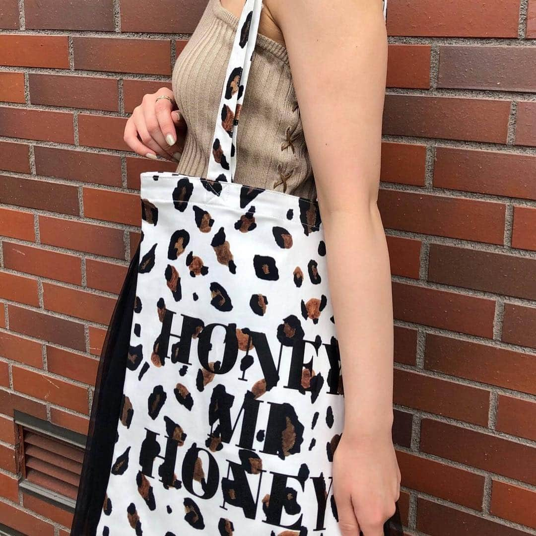 HONEY MI HONEY OFFICIALさんのインスタグラム写真 - (HONEY MI HONEY OFFICIALInstagram)「leopard print totebag ¥7,500  ビッグロゴとオリジナルレオパード柄が目をひくトートはコーディネートのポイントに🐆  @honeymihoney_official  @honeymihoney_style  #HONEYMIHONEY #ハニーミーハニー  #fashion #原宿 #表参道 #心斎橋」7月30日 21時02分 - honeymihoney_official