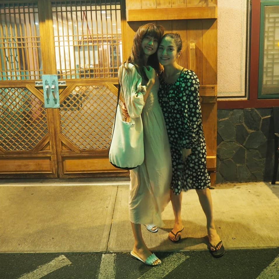 亀恭子のインスタグラム：「@youn1029 と❤︎ familyでdinner . . . 子供たちの絡みが可愛いかった^ ^ . . #hawaii #vacation #summervacation #relax #❤︎ #とある夜」