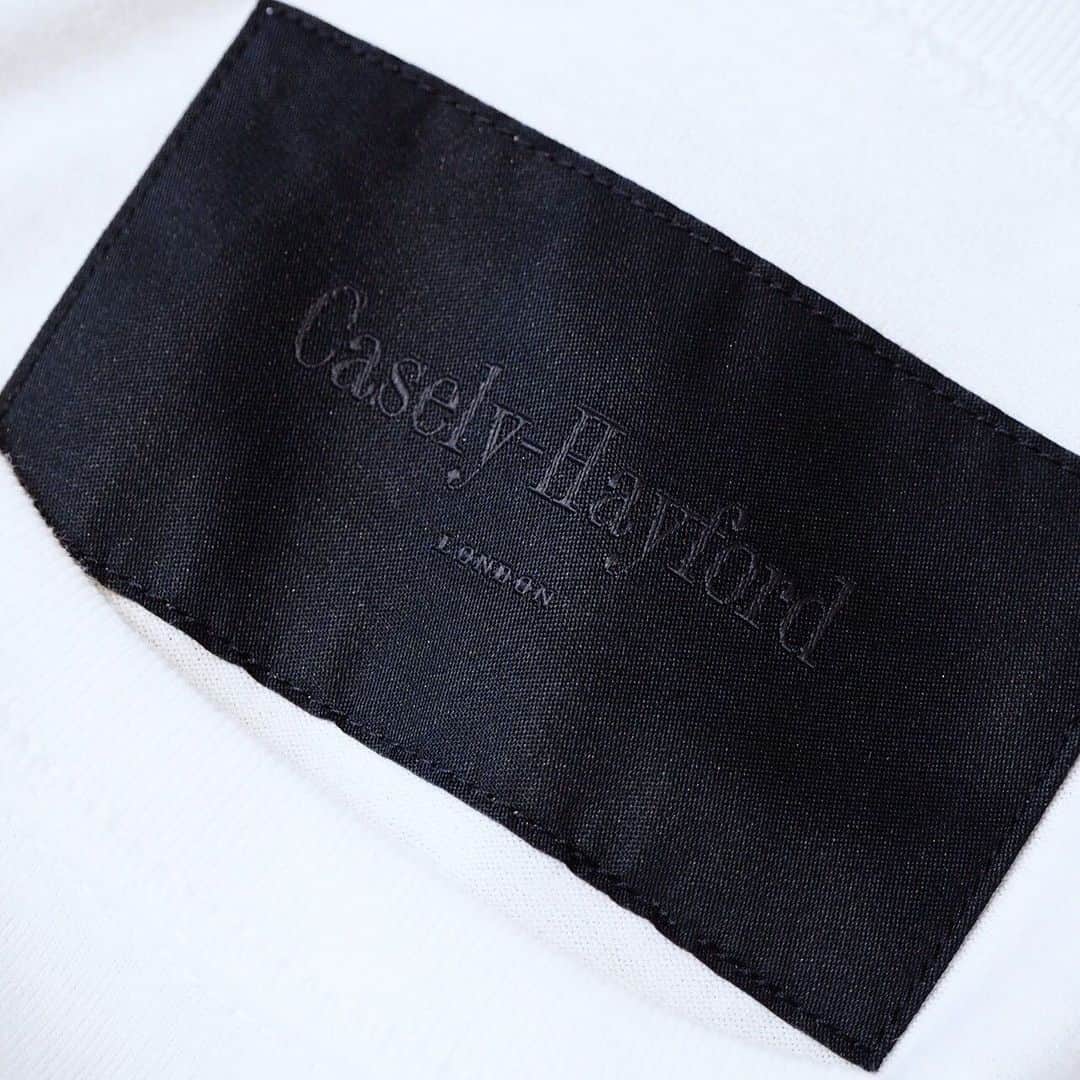 吉田カバン 表参道さんのインスタグラム写真 - (吉田カバン 表参道Instagram)「こんばんは。 本日は、PORTER flagship storeにて展開中の「Casely-Hayford for PORTER TRAVEL TEES PLUS SAC」をご紹介いたします。 Casely-Hayford（ケイスリーヘイフォード）がPORTERのために特別に製作したホワイトとブラックのトラベルTシャツと吉田カバン製の巾着がセットになったスペシャルアイテムです。 オーバーサイズな作りと、シャツのデザインを取り入れ、裾をラウンドさせた仕様が特徴です。 付属の巾着は、Tシャツの収納だけでなく、ご旅行や出張の際にランドリーバッグやポーチとしてもお使いいただけます。 今の季節に最適なアイテムです。 是非、店頭でご覧ください。  Casely-Hayford for PORTER TRAVEL TEES PLUS SAC ￥20,000（税別）  Good evening. We will introduce "Casely-Hayford for PORTER TRAVEL TEES PLUS SAC" from PORTER flagship store.  This item is a special item that Casel - Hayford set as a set of Travel T-Shirt and CASE made by PORTER specially made for PORTER. White and black T-Shirts that I made originally feature a design made with oversize making and shirt design and rounded hem. It is recommended not only for wearing alone, but also for layered. Round part peeking from the hem will be an accent of the coordination. The included drawstring is a useful item that can be used as a laundry bag or pouch when traveling or traveling. Please have a look for your hands.  Casely-Hayford for PORTER TRAVEL TEES PLUS SAC ¥ 20,000 （+tax）  #yoshidakaban #porter #luggagelabel #吉田カバン #ポーター #porteryoshida #porterflagshipstore #porterstand #kurachikabyporter #potr #madeinjapan #japan #instagood #instalike #instabag #omotesando #marunouchi #osaka #caselyhayford #caselyhayfordlondon #london #savilerow #traveltees #tshirt #travel #trip #sac #black #white」7月30日 21時06分 - porter_flagship_store