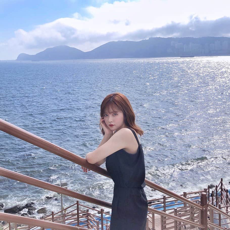 柯柯YELIZのインスタグラム：「推薦大家來釜山可以去 ✨白淺灘文化村✨比起甘村文化村來說算是觀光客比較少的地方幾乎都是韓國人👍沿著海邊的小村落，連中文地標都沒有哈哈～很好拍照，入口不太明顯 是一個樓梯一直往下走，如果找不到可以問附近在地人，附近也有咖啡廳，小路也很好拍，是各種顏色的小房子還有貓貓🐱❤️ 有時間的話可以在咖啡廳裡面喝咖啡看海景也很讚🤩因為附近沒有地鐵提供兩種方式 📍交通 1.地鐵南浦站6號出口出來後搭計程車過去不會很貴大概8分鐘左右 2.6號出口一出來搭程6號公車也可以，地鐵上來就會看到公車站牌不用過馬路  #柯柯釜山隨便玩 #白淺沙文化村 #釜山 #釜山景點」
