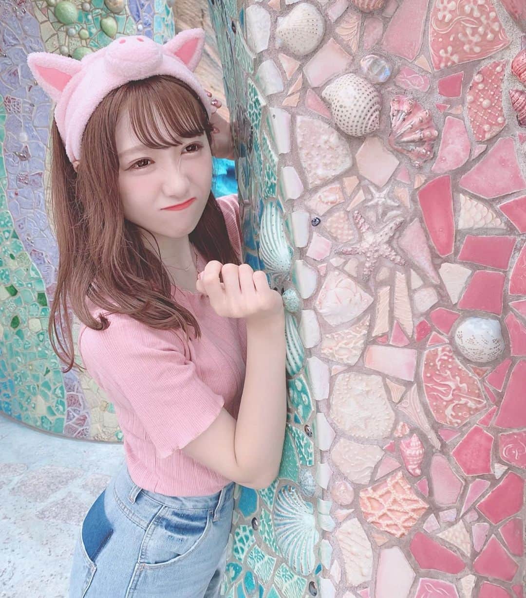 田口未彩さんのインスタグラム写真 - (田口未彩Instagram)「❤︎ . . ぶひ〜〜🐷💗 . . #ディズニー #ディズニーランド #ディズニーシー #tdl #tds #ディズニーコーデ #ディズニーシーコーデ #ディズニーランドコーデ #セミロング #オレンジメイク #巻き髪 #ヘアアレンジ #ピンクメイク #コーデ #インスタ映え #映え #映えスポット #トイストーリー #トイストーリー4 #ハムバウンド #トイストーリーコーデ #トイストーリーバウンド #ディズニーカチューシャ #夏ディズニー #カジュアルコーデ #ワイドパンツコーデ #Tシャツコーデ」7月30日 21時10分 - miiro_taguchi