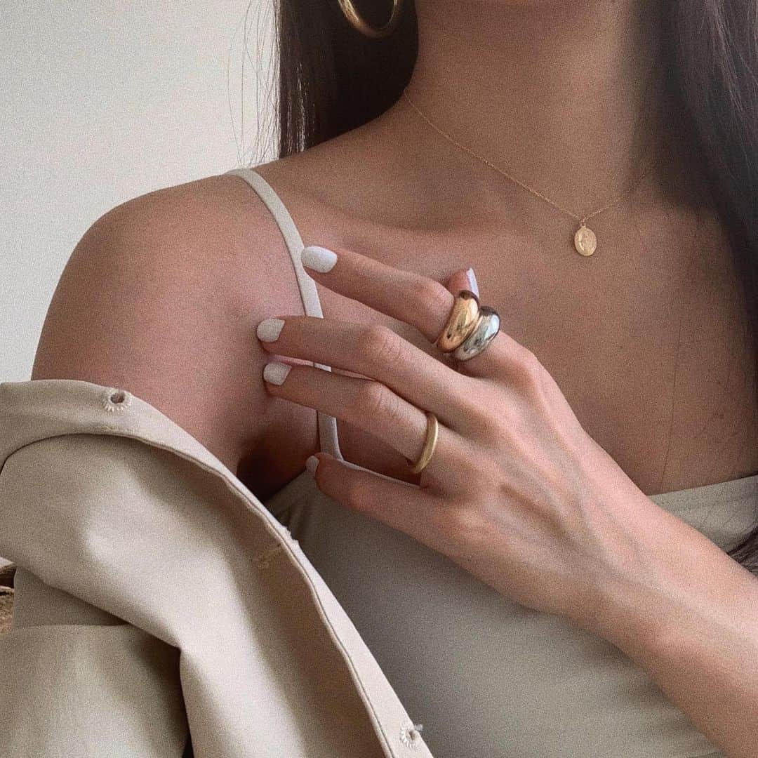 Alisaさんのインスタグラム写真 - (AlisaInstagram)「new rings🥥 @magnolia_tokyo  新作のcrescent moon ringのシルバーはゴールドと 重ね付けするのが今の気分🥂 ネックレスは夏でもずっと着けておける14kgfの マリアメダイチョーカーが定番🌴 #マグノリアジュエリー❤︎」7月30日 21時11分 - alisataira