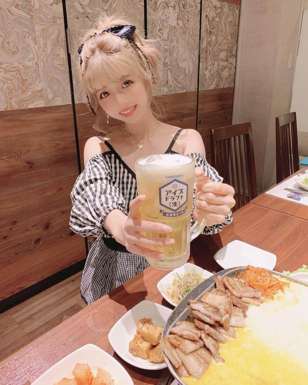 エリンコさんのインスタグラム写真 - (エリンコInstagram)「🍖 . とんちゃんプラス 職安通り店に行ってきたよ💗 今回もまた @tadeaya ちゃんとー❤️ . サムギョプサル大好きでよく新大久保来てるー🎶💕 . 新しいビールのアイスドラフトを飲んでみたんだけど 美味しくて爽やかで飲みやすかったぁー🍻 . 暑くなってきたし最高だぁーっ😆💓💓💓 . #アイスドラフト #アツヒヤ #サムギョプサル #お肉 #新大久保 #とんちゃん #ビール女子 #グルメ #ポニーテール #code #pr #ootd #fashion #新大久保ご飯」7月30日 21時23分 - erinko0315