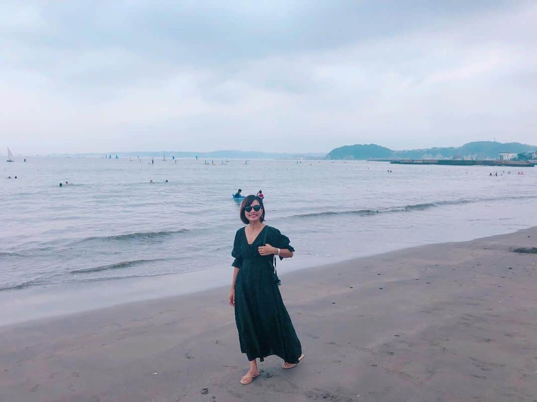 黒宮ニイナのインスタグラム：「ママもたくさんリフレッシュできたぁ〜😆🍹✨ お休みの日はいつもパパが運転してくれるので甘えてばっかり😂 海に来るとなにもしてなくても、むしろなにもしないで海を眺めてる時間が贅沢☺️💕 ご飯の献立としばし離れられて最高😆🙌🏼w  #ママ #ママコーデ #2児ママ #兄妹ママ #ママの休日 #夏休み #お出かけ #海 #mama #mamacoordinate  #mamalife #estellak」