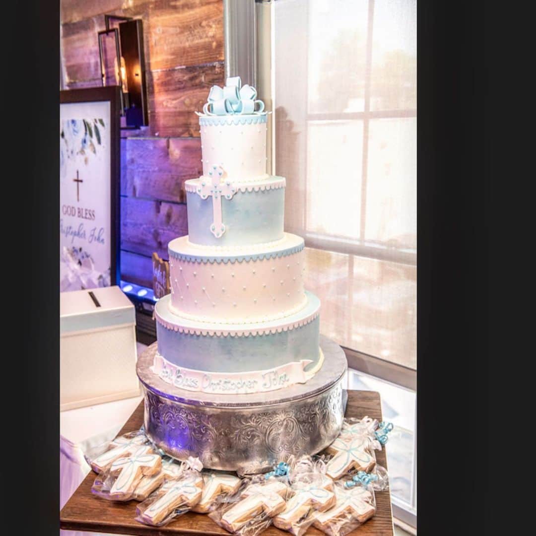 ディーナ・ニコール・コルテーゼのインスタグラム：「Thank @chocolatecarousel for making such a beautiful Cake and Desert table for Christopher Johns Baptism.. everyone’s still raving about how good everything was ❤️」
