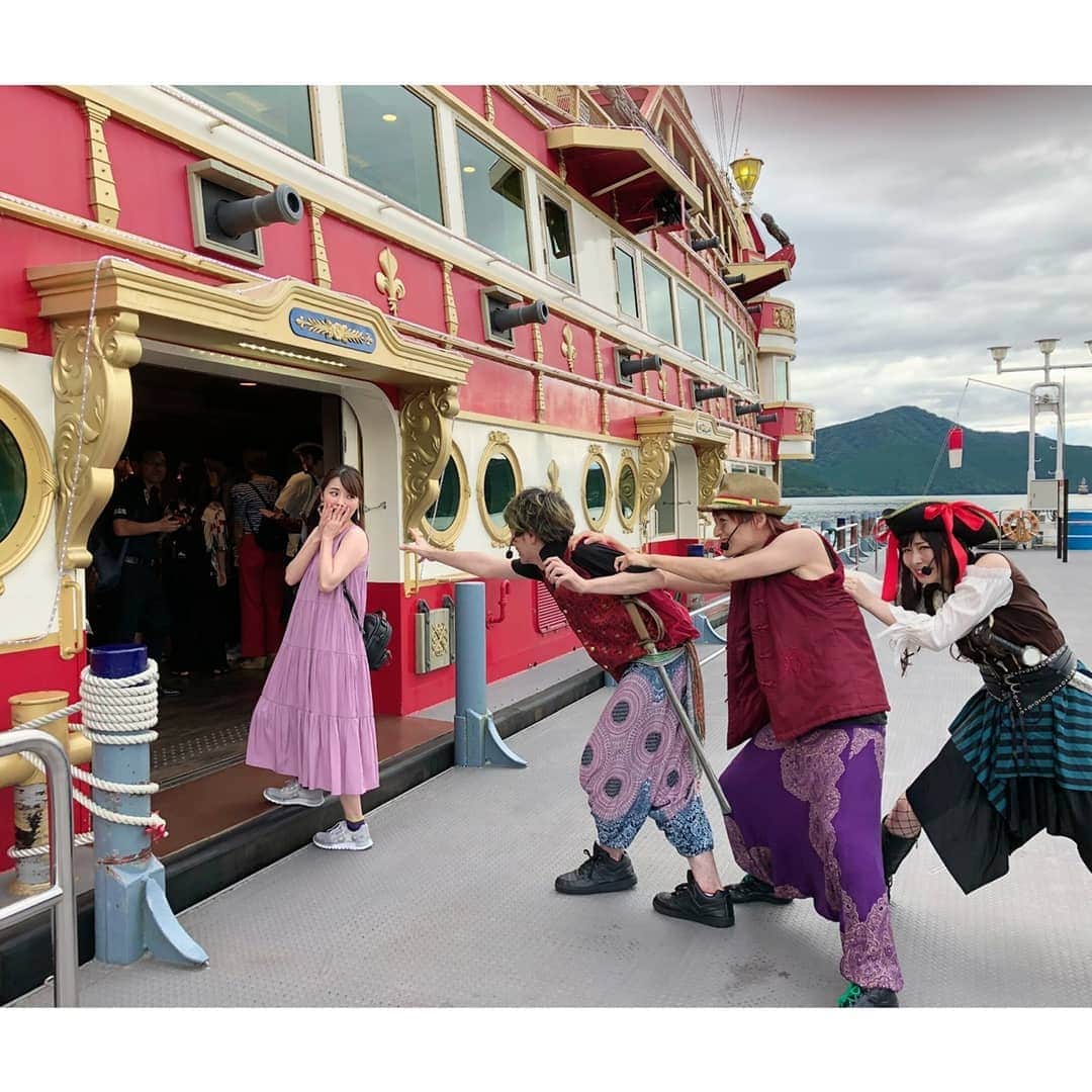 のインスタグラム：「先日、箱根の海賊船に乗り込みました⛴️😎 . 芦ノ湖にある#周遊船 なので皆さん乗った事あるかもですが、昼間も楽しいけど、今年の海賊船はちょっと違う☠️ . 17時からの夕方のクルージングでは、船内で#海賊ショー が開催されるの♪海賊達との会話などもあって一緒に楽しみながら、海賊さながらのワイルドなお食事にお酒が楽しめるのっ💕 . 夕方からの芦ノ湖周遊も船が着く頃にはライトアップされる船がとってもキレイ✨⛴️ . 湖だから揺れないのでぜひ、この機会に夜の芦ノ湖を楽しんでみてね😍 . #箱根 #芦ノ湖 #海賊 #海賊船 #サンセットクルーズ #箱根海賊船 #夜箱根 #夏箱根 #PR #sunsetcruising #cruising #show #sunsetcrise #女子旅 #travel #trip #プチトリップ」