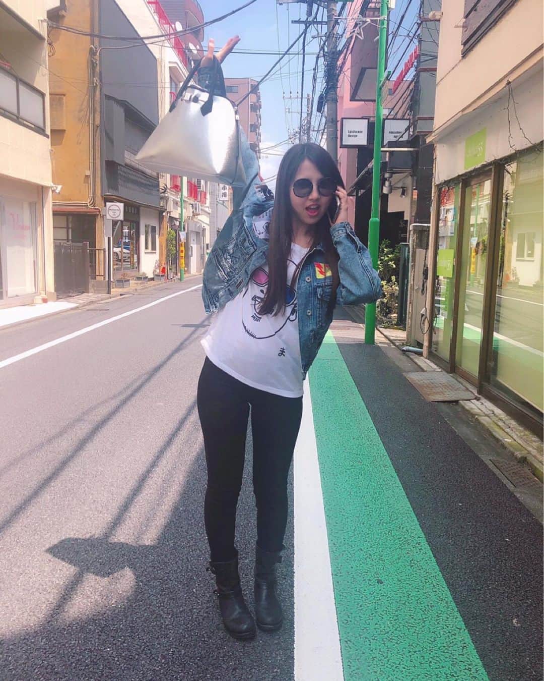 阿部真央のインスタグラム：「明日は山口。夢番地さんのイベントだよ。MOROHAさん、ウラニーノさんと対バンだよ。来てくれー(o^^o)‬ 大好きな姉さんと会ってました。最近めっちゃ会うやん。ブルネさん好き好き。‬ ‪ #阿部真央‬」