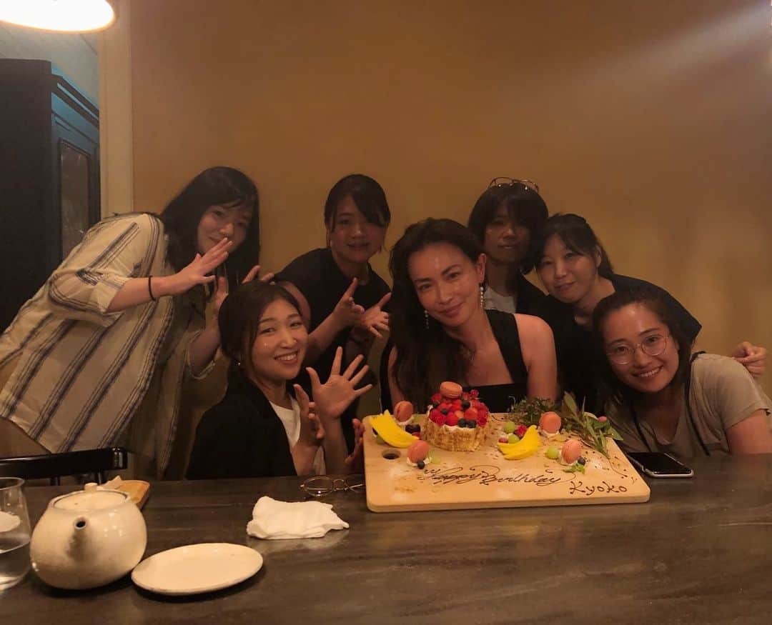 長谷川京子さんのインスタグラム写真 - (長谷川京子Instagram)「事務所のスタッフさんにお祝いしてもらいました、 ありがとう😊 #birthday#staff#girl#girlsnight」7月30日 21時27分 - kyoko.hasegawa.722