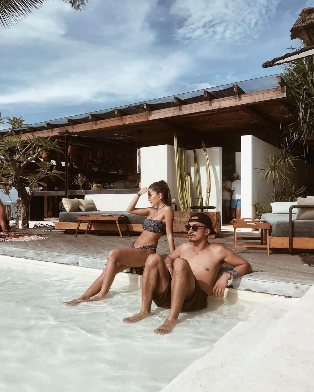 HARUEさんのインスタグラム写真 - (HARUEInstagram)「Everywhere with you🌺 . #bali #indonesia #ulucliffhouse #beachclub #pool #couple #プール #カップル #夫婦 #lovestory」7月30日 21時29分 - harue0104