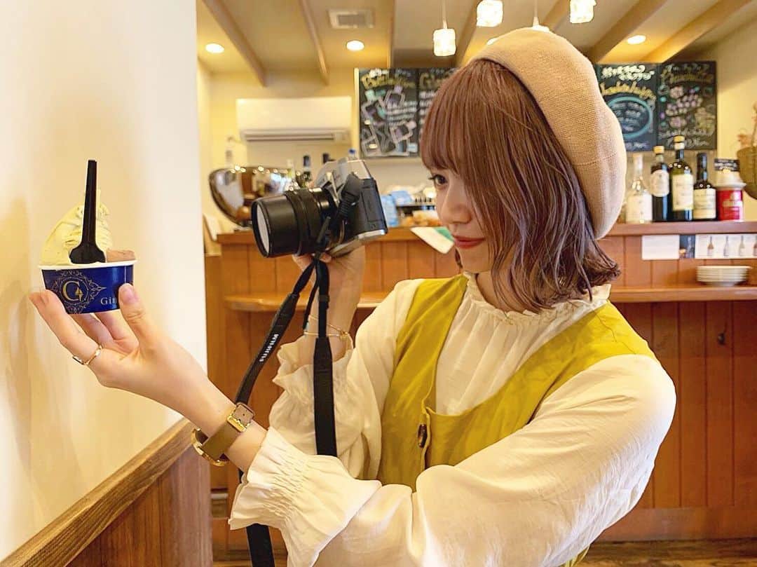 牧野広実さんのインスタグラム写真 - (牧野広実Instagram)「⑅◡̈* . 軽井沢で食べたジェラート🍨 . ここのピスタチオのアイスが本当に本当に美味しかった。。 . いくつかジェラート屋さんにいったんだけどここのジェラートがわたし的にNO.1だったかなあ☻ . ちなみに食べたのはチョコレートとピスタチオでした！ . また絶対いきたい＾＾ . . #karuizawa #cafe #gelato #pistachio #chocolate #軽井沢 #軽井沢旅行 #軽井沢カフェ #ジェラート #カフェ #カフェ巡り #アイス #ミラーレス女子 #🍨」7月30日 21時29分 - makino__hiromi