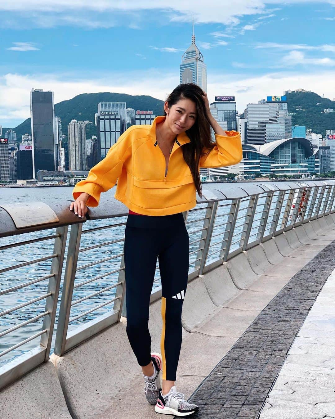 福田萌子さんのインスタグラム写真 - (福田萌子Instagram)「Morning stroll in Hong Kong 🇭🇰 One of my favorite city! NYのお友達から香港にいるよと連絡があったのでいつものフットワークの軽さを発揮して会いに行って来ました✨海を挟んで近代的な建物が並ぶ奥には山が沢山ありトレイルランコースも充実している香港⛰🏃‍♀️何度行っても楽しめる😊 ・ 外の暑さと室内の冷房の温度差が激しいので珈琲巡りの朝のお散歩はこんな格好で。 胸に大きなポケットも付いているからとっても便利🙋‍♀️‼️今季のアスレ1番のお気に入りセットアップです♡ ・ #adidastokyo #adidaswomen #hongkong #morningstroll」7月30日 21時33分 - moekofukuda