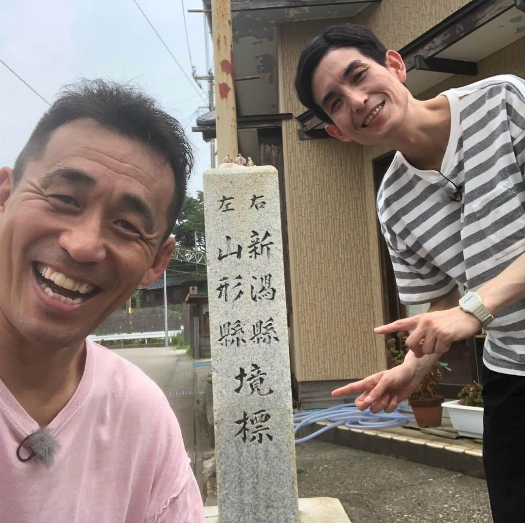 石田靖さんのインスタグラム写真 - (石田靖Instagram)「山形テレビ『やまがた百景』ロケ 今年でseason5〜 今回はカラテカの矢部太郎を迎え 山形県庄内を巡り、山形の自然、人々、歴史に触れ山形の魅力を感じてます OAは10月予定〜お楽しみに😆 #山形テレビ #やまがた百景 #山形県庄内 #鼠ヶ関 #弁天茶屋 #2枚目の写真  #新潟県と山形県の県境 #3枚目の写真  #鶴岡市あつみ温泉街 #あつみ温泉 #足湯カフェ #1枚目の写真 #旅館仁三郎 #トビウオの刺身  #一期一笑  #カラテカ #矢部太郎 #大家さんと僕 #大家さんと僕これから  #石田靖 #のろげんげ」7月30日 21時37分 - yasulog