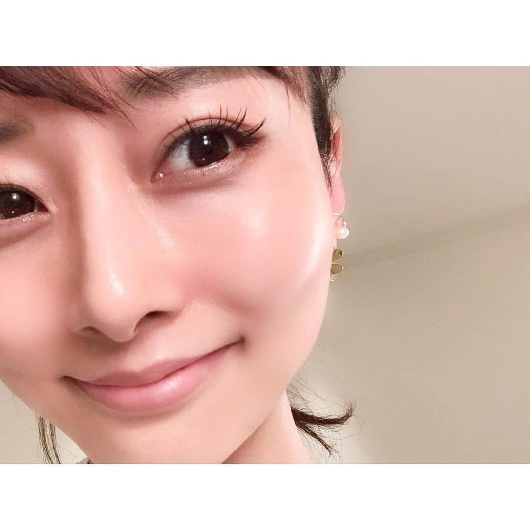 石井美保さんのインスタグラム写真 - (石井美保Instagram)「仕事終わりにRicheでニードルレス水光インジェクションをしてもらいました。15分ぐらいで終わるので究極の時短ケア。施術後は、目元の小じわも毛穴もほうれい線も、かなり目立たなくなります。２枚目は、施術後プラセンタの美容液を塗っただけの状態。お客様リピートNo.1のメニューになったのは、やはりこの目に見える即効性。続けて行くと、今までにない水光肌に。 #Riche#ニードルレス水光インジェクション」7月30日 21時37分 - miho_ishii