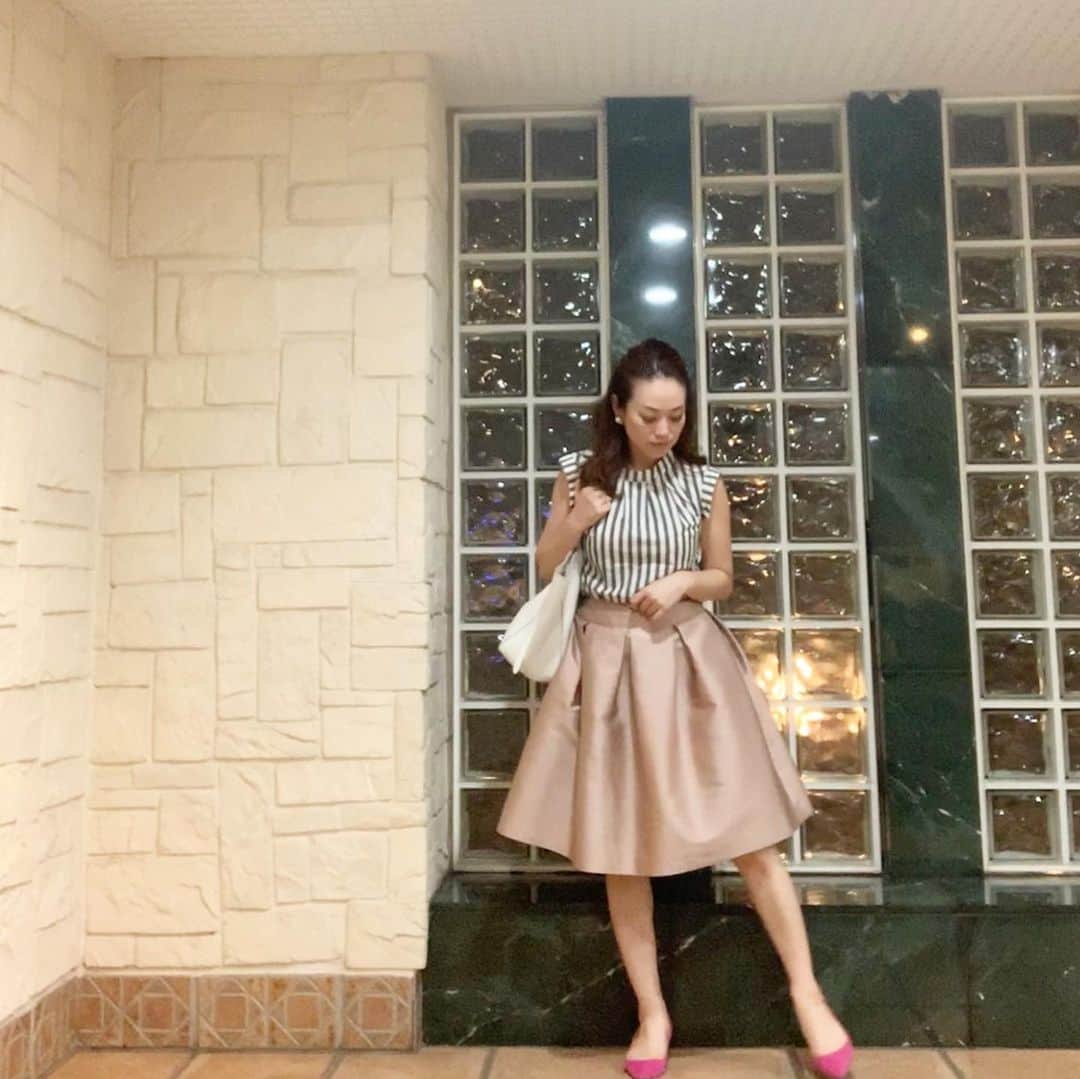 のインスタグラム：「※ About yesterday 👗✨ . 昨日のコーディネート。 . 合わせたことのないカラーだけど シックで好き💛 . . #skirt #akurarobe  #tops #chesty #sandals #gianvittorossi  #instafashion #fashion #ファッション #ジャンヴィトロッシ #チェスティ」