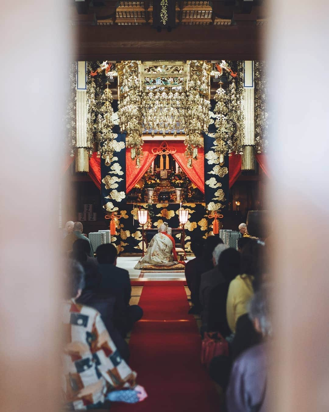 福田洋昭さんのインスタグラム写真 - (福田洋昭Instagram)「A while back in collaboration with NHK I had the opportunity to capture this prayer at Zenpoji Temple in Yamagata where you can witness Buddhist priests vigorously opening scripts to rid evil of old years.  A practice I could so use right now.  So many hidden gems and so much more to learn about my country 🧾🙏 #NewChapter #HiddenJapan #Yamagata #Zenpoji」7月30日 21時49分 - hirozzzz