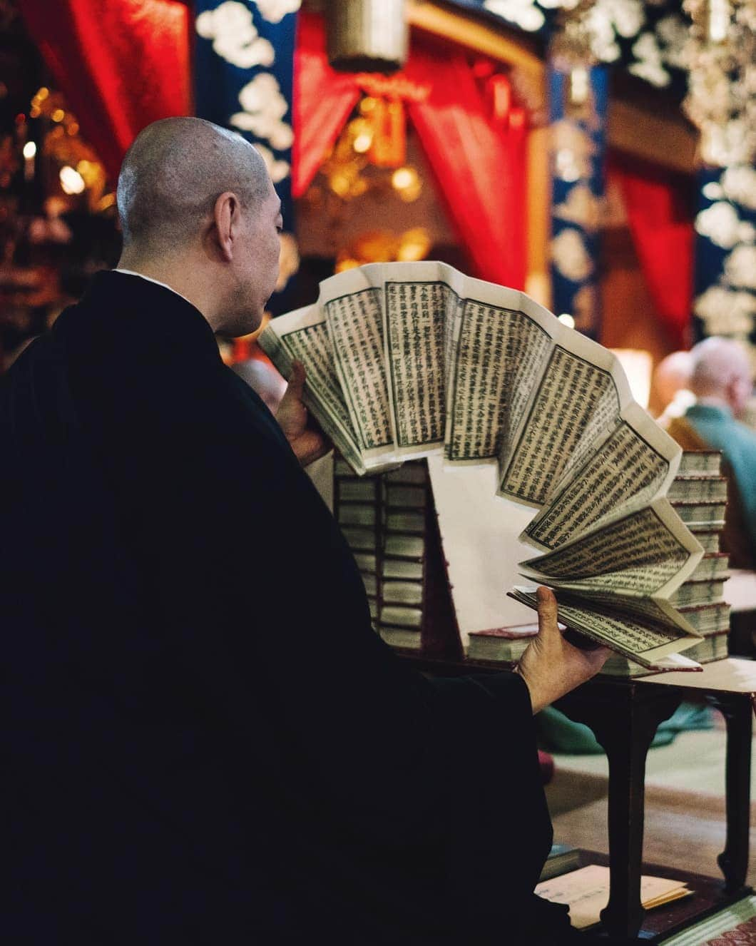 福田洋昭さんのインスタグラム写真 - (福田洋昭Instagram)「A while back in collaboration with NHK I had the opportunity to capture this prayer at Zenpoji Temple in Yamagata where you can witness Buddhist priests vigorously opening scripts to rid evil of old years.  A practice I could so use right now.  So many hidden gems and so much more to learn about my country 🧾🙏 #NewChapter #HiddenJapan #Yamagata #Zenpoji」7月30日 21時49分 - hirozzzz