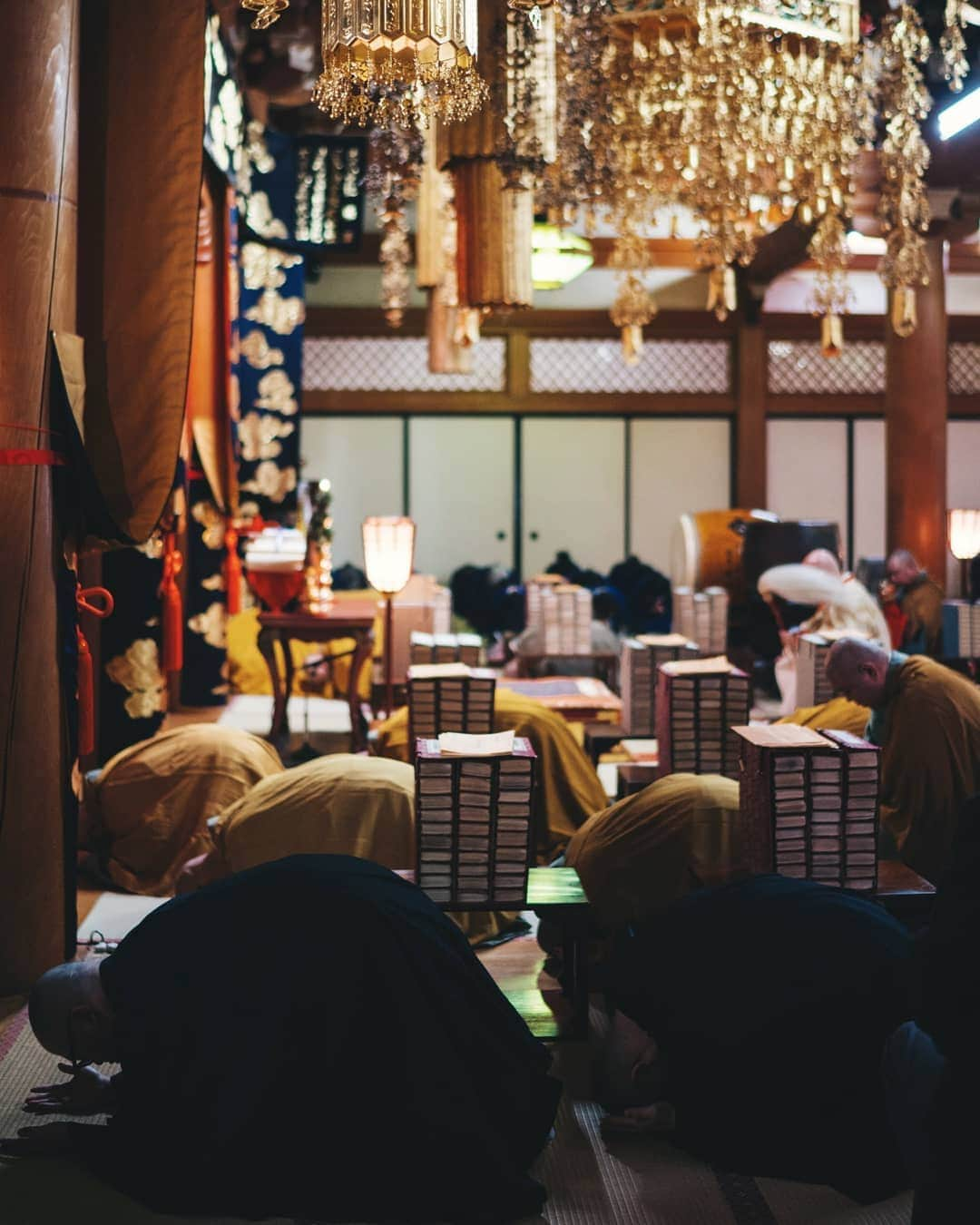 福田洋昭さんのインスタグラム写真 - (福田洋昭Instagram)「A while back in collaboration with NHK I had the opportunity to capture this prayer at Zenpoji Temple in Yamagata where you can witness Buddhist priests vigorously opening scripts to rid evil of old years.  A practice I could so use right now.  So many hidden gems and so much more to learn about my country 🧾🙏 #NewChapter #HiddenJapan #Yamagata #Zenpoji」7月30日 21時49分 - hirozzzz