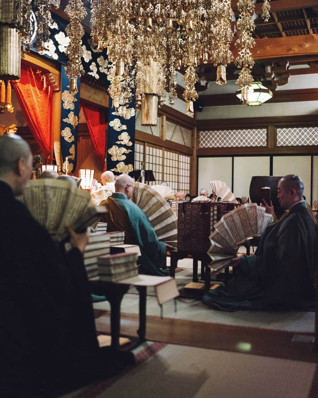 福田洋昭さんのインスタグラム写真 - (福田洋昭Instagram)「A while back in collaboration with NHK I had the opportunity to capture this prayer at Zenpoji Temple in Yamagata where you can witness Buddhist priests vigorously opening scripts to rid evil of old years.  A practice I could so use right now.  So many hidden gems and so much more to learn about my country 🧾🙏 #NewChapter #HiddenJapan #Yamagata #Zenpoji」7月30日 21時49分 - hirozzzz