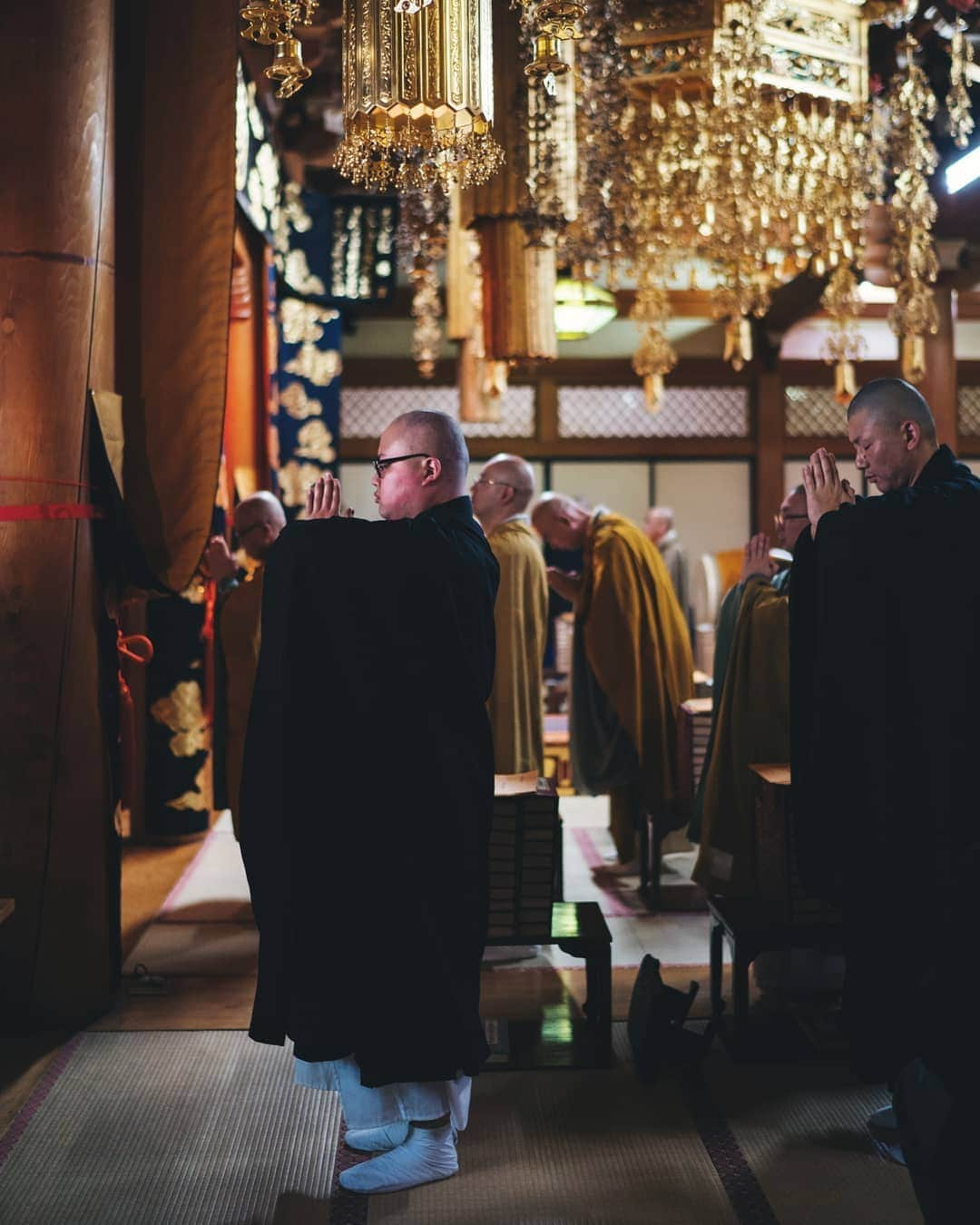 福田洋昭さんのインスタグラム写真 - (福田洋昭Instagram)「A while back in collaboration with NHK I had the opportunity to capture this prayer at Zenpoji Temple in Yamagata where you can witness Buddhist priests vigorously opening scripts to rid evil of old years.  A practice I could so use right now.  So many hidden gems and so much more to learn about my country 🧾🙏 #NewChapter #HiddenJapan #Yamagata #Zenpoji」7月30日 21時49分 - hirozzzz