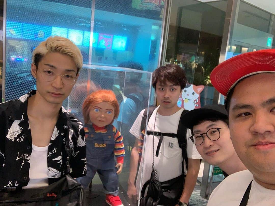 池田真一のインスタグラム：「昨日チャイルド・プレイ見てきたよ！ めちゃくちゃ現代版になってたよ！ 僕はチャッキーが出てきそうになったらずっと耳抑えてたよ！ 元芸人の甲斐隼人はまだ5upの夏フェスのTシャツ来てたよ！ めちゃくちゃきしょかったよ！」
