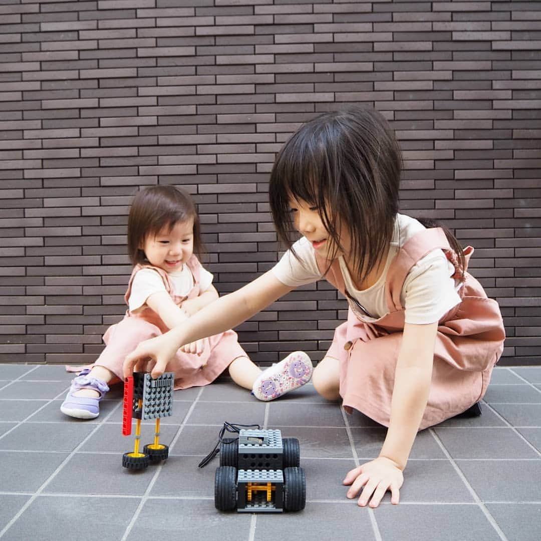 Kuboi Ayumiさんのインスタグラム写真 - (Kuboi AyumiInstagram)「プログラミング教育が小学校で必修化ということで、ロボット教室に通っている長女。 ・ 「次は何を作るのかな」と、とても楽しみながら通っています。 ちなみに、これは２回目の授業で娘が作ってきた車です。  ヒューマンアカデミーロボット教室に通っているのですが、なんと47都道府県すべてに教室があるんです。 北海道から沖縄まで、離島や意外な地方にも実は教室があり、全国1400教室も！ 無料体験からチャレンジOK！  お出かけするときも自分で作ったロボットをもって遊びに行ったり 妹に「こんな風に作ったんだよ」「こうやったらモーターが動くんだよ」と 教えてあげたりしています。  ママはちょっと苦手な分野なのですが（笑） 自分で考えて作ったり、楽しんで学んでくれている娘の姿を見て やらせてあげてよかったなと思っています。 ・ ・ ■フォロワー様特典  体験授業を申し込む際に、HPから私（@himekagami）のインスタを見て知ったということで申し込みをすると、なんと入会金（10,000円）が無料＆最初1ヶ月目の授業料(9,000円＋税）が30％オフに！  そして、9月30日までの期間限定ですが、入会すると更に2,000円分の図書カードプレゼントももらえちゃうんです。  とってもお得ですよね。 電話での申し込みは対象外みたいなので、HPから申し込みしてみてくださいね。  #女の子ママ #習い事 #知育 #プログラミング #ロボット #robot #pr  #ヒューマンアカデミーロボット教室　#ロボット教室 #プログラミング教室 #プログラミングスクール #ロボットプログラミング」7月30日 21時42分 - himekagami