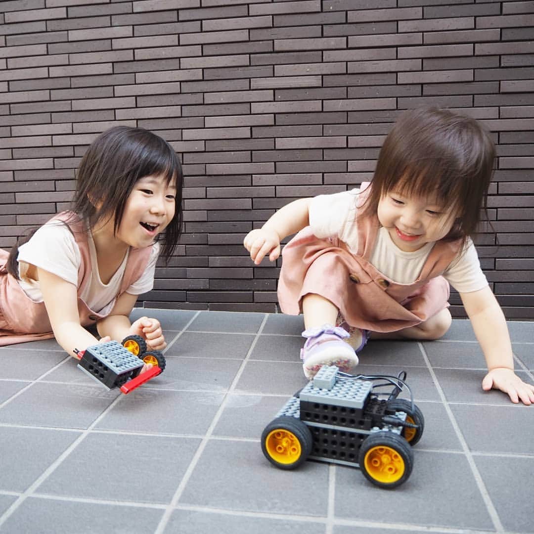 Kuboi Ayumiさんのインスタグラム写真 - (Kuboi AyumiInstagram)「プログラミング教育が小学校で必修化ということで、ロボット教室に通っている長女。 ・ 「次は何を作るのかな」と、とても楽しみながら通っています。 ちなみに、これは２回目の授業で娘が作ってきた車です。  ヒューマンアカデミーロボット教室に通っているのですが、なんと47都道府県すべてに教室があるんです。 北海道から沖縄まで、離島や意外な地方にも実は教室があり、全国1400教室も！ 無料体験からチャレンジOK！  お出かけするときも自分で作ったロボットをもって遊びに行ったり 妹に「こんな風に作ったんだよ」「こうやったらモーターが動くんだよ」と 教えてあげたりしています。  ママはちょっと苦手な分野なのですが（笑） 自分で考えて作ったり、楽しんで学んでくれている娘の姿を見て やらせてあげてよかったなと思っています。 ・ ・ ■フォロワー様特典  体験授業を申し込む際に、HPから私（@himekagami）のインスタを見て知ったということで申し込みをすると、なんと入会金（10,000円）が無料＆最初1ヶ月目の授業料(9,000円＋税）が30％オフに！  そして、9月30日までの期間限定ですが、入会すると更に2,000円分の図書カードプレゼントももらえちゃうんです。  とってもお得ですよね。 電話での申し込みは対象外みたいなので、HPから申し込みしてみてくださいね。  #女の子ママ #習い事 #知育 #プログラミング #ロボット #robot #pr  #ヒューマンアカデミーロボット教室　#ロボット教室 #プログラミング教室 #プログラミングスクール #ロボットプログラミング」7月30日 21時42分 - himekagami