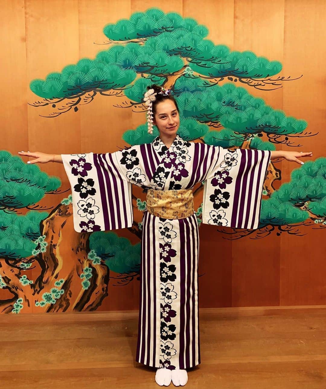 エカチェリーナ・ガールキナのインスタグラム：「В стенах Школы кимоно🎌 Учили правила этикета и на сцене театра Но станцевали танец под традиционную японскую музыку - «Сакура, сакура».」