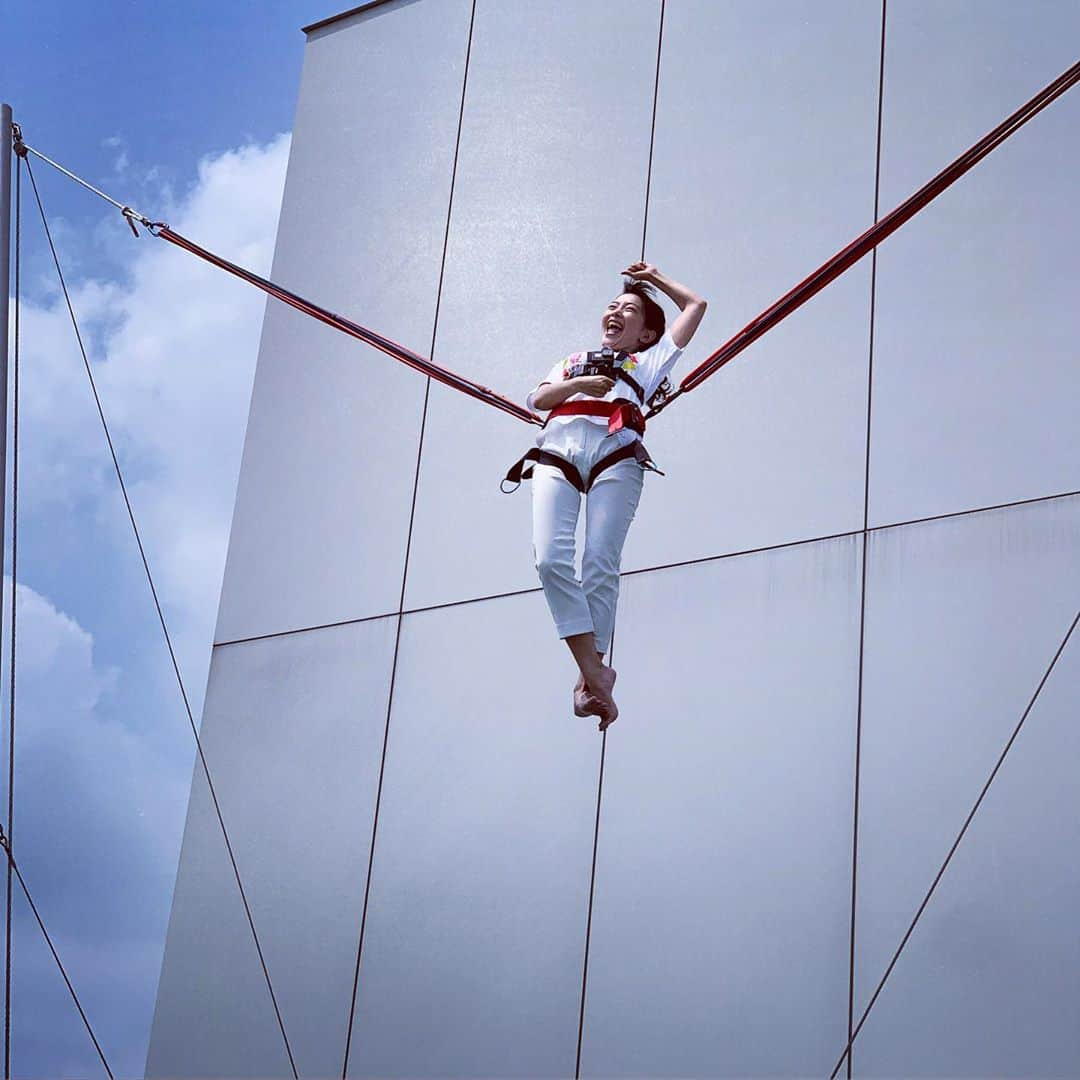 久冨慶子さんのインスタグラム写真 - (久冨慶子Instagram)「今日は大木優紀アナと 夏祭りロケでした✨✨ テレビ朝日屋上にある バンジートランポリンに挑戦😆 高い所は得意ですが、 フワッと浮く感じが結構怖かったです😱 慣れてくると景色を楽しめるようになりました✨✨ 東京の街を見渡せます！！！ 大木さんとポーズと高さ対決もしました‼️ 高さでは負けちゃったけど、 ポーズは良い線いってたと思うんだけどなー😗笑 バンジートランポリンで体を動かした後はマイナビ食堂でおなかを満たしましたよ😋 バンジートランポリン楽しいので是非テレビ朝日に遊びに来てください🎶 サマパスをご購入の上で 500円でチャレンジできます👌 ＊ ＊ #テレ朝夏祭り #サマーステーション #バンジートランポリン #大木優紀 アナ #久冨慶子」7月30日 21時47分 - keiko0hisatomi