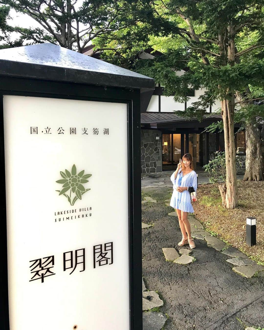 箕輪玖美さんのインスタグラム写真 - (箕輪玖美Instagram)「毎年恒例、夏の北海道旅行✈️ 涼を求めてきたのに、湿度も高いし30度超え💧  去年お散歩途中に見つけた支笏湖湖畔のお宿に宿泊♪ 夕食のイタリアンと温泉のお湯が素晴らしかった❤️ #北海道 #札幌 #支笏湖 #タビジョ #国内旅行 #旅行好きな人と繋がりたい  #タビスタグラム  #温泉大好き #トロトロのお湯でお肌ツルツル #リラクゼーション #癒し  #アラフィフ #モデル #箕輪玖美 #hokkaido  #onsen #summervacation  #instapic」7月30日 21時58分 - kumi.111