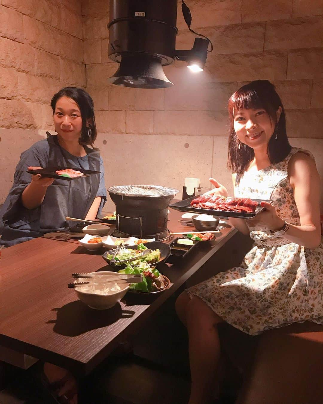 DJ MIYAさんのインスタグラム写真 - (DJ MIYAInstagram)「こんばんはぁ💗今日は、よてこたーんと「とらや 新宿店」で焼き肉を食べて来ました～～ぁ☆彡 西武新宿駅から徒歩1分♪🎀 .  リブ芯や、シンシン、上ロース、イチボ、ランプも全部美味しかったー！❤️ .  かの有名な、芝浦の肉市場から仕入れた鮮肉一頭の牛からしか得られない 希少部位や赤身肉が食べられるお店です。💗 .  ラグジュアリーな個室だったから、ゆったりできるよーぉ❤️ .  2枚目の写真🤳めっちゃ爆笑してる笑笑💗 .  新宿 とらやで検索してね!❤️ . @toraya0409 . .  #焼肉屋さん　#焼き肉女子　#新宿焼肉　#新宿グルメ　#女子会コーデ #焼肉好き　#フィットネス女子　#焼き肉　#グルメブロガー　#グルメ女子 #インスタグラマー　#インフルエンサー　#今日のコーデ　#焼肉大好き #韓国料理好き　#新宿駅　#焼肉屋　#グルメ好き　#女子会 #焼き肉店　#西武新宿 #イチボ #国産牛  #旅インスタグラマー #赤身肉  Casting By @woomy.restaurant」7月30日 21時57分 - dj_miya