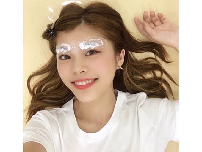 池田真子さんのインスタグラム写真 - (池田真子Instagram)「韓国でついに、眉毛のアートメイクしてきた！！！ ． ． ． もうめっちゃドキドキやったけど、やって良かった！！！ ． ． ． 今までほんまに眉毛描くのが苦手すぎて、YouTube始めた頃からずっとたくさん意見も頂いて自分なりにもやってきたけど、なかなか難しくて、、眉アートメイクを知れて良かった！！ ． ． ． 今回はQTアートメイクさんで施術していただいて、元々濃くて細くてつり上がった眉毛から、平行眉になるようお願いしました♩ ． ． ． 私は元々麻酔が効きにくい体質なのか、痛さはなかなか感じたけど、これでしばらく毎日のメイクも楽になって綺麗になれるなら嬉しいよなぁ＊° (メイクは1週間後から出来て、それまでにかさぶたが自然に剥がれてくるよ！) ． ． ． 日本語を話せる方も多くてすごく安心できるし、撮影しながらでも2時間で終わったから、韓国旅行のついでにも全然行けちゃうと思う♪ ． ． ． 施術シーンも撮影させて頂いたので、詳しく気になる方はYouTubeの動画も参考にしてね＊° ． ． ． ． ． 『QTアートメイク』 ○場所 アックジョン駅(明洞から17分くらい) 3号線 3番出口から徒歩約7分  JCビル 入り口から5階にあるよ！ 値段→200000ウォン〜 指名料→150000ウォン 時間→90分〜 ． ． ． ． #眉毛アートメイク #眉アートメイク #韓国 #qtアートメイク #アートメイク #眉毛 #眉毛サロン #韓国旅行 #韓国一人旅 #韓国ひとり旅 #韓国好き #instagood #instapic #beauty #instakorea #koreatrip #love #lfl #instalove #makeup #eyebrowart #japanesegirl #狎鴎亭 #압구정」7月30日 21時58分 - mako_ikeda