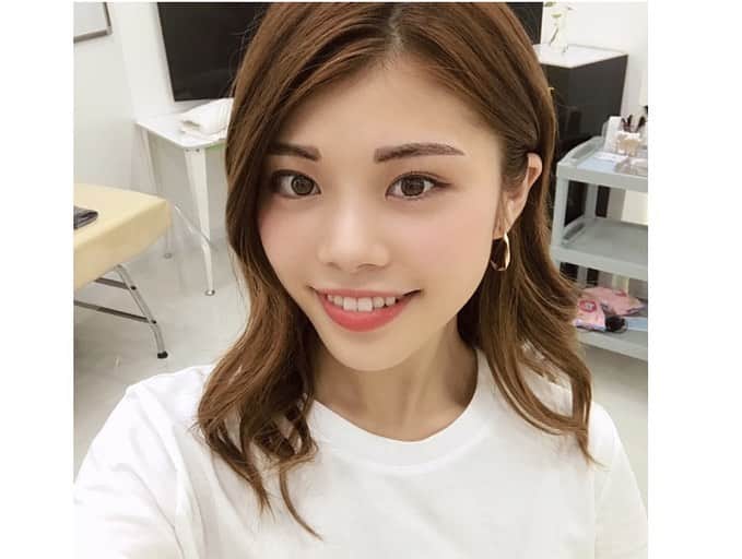 池田真子さんのインスタグラム写真 - (池田真子Instagram)「韓国でついに、眉毛のアートメイクしてきた！！！ ． ． ． もうめっちゃドキドキやったけど、やって良かった！！！ ． ． ． 今までほんまに眉毛描くのが苦手すぎて、YouTube始めた頃からずっとたくさん意見も頂いて自分なりにもやってきたけど、なかなか難しくて、、眉アートメイクを知れて良かった！！ ． ． ． 今回はQTアートメイクさんで施術していただいて、元々濃くて細くてつり上がった眉毛から、平行眉になるようお願いしました♩ ． ． ． 私は元々麻酔が効きにくい体質なのか、痛さはなかなか感じたけど、これでしばらく毎日のメイクも楽になって綺麗になれるなら嬉しいよなぁ＊° (メイクは1週間後から出来て、それまでにかさぶたが自然に剥がれてくるよ！) ． ． ． 日本語を話せる方も多くてすごく安心できるし、撮影しながらでも2時間で終わったから、韓国旅行のついでにも全然行けちゃうと思う♪ ． ． ． 施術シーンも撮影させて頂いたので、詳しく気になる方はYouTubeの動画も参考にしてね＊° ． ． ． ． ． 『QTアートメイク』 ○場所 アックジョン駅(明洞から17分くらい) 3号線 3番出口から徒歩約7分  JCビル 入り口から5階にあるよ！ 値段→200000ウォン〜 指名料→150000ウォン 時間→90分〜 ． ． ． ． #眉毛アートメイク #眉アートメイク #韓国 #qtアートメイク #アートメイク #眉毛 #眉毛サロン #韓国旅行 #韓国一人旅 #韓国ひとり旅 #韓国好き #instagood #instapic #beauty #instakorea #koreatrip #love #lfl #instalove #makeup #eyebrowart #japanesegirl #狎鴎亭 #압구정」7月30日 21時58分 - mako_ikeda